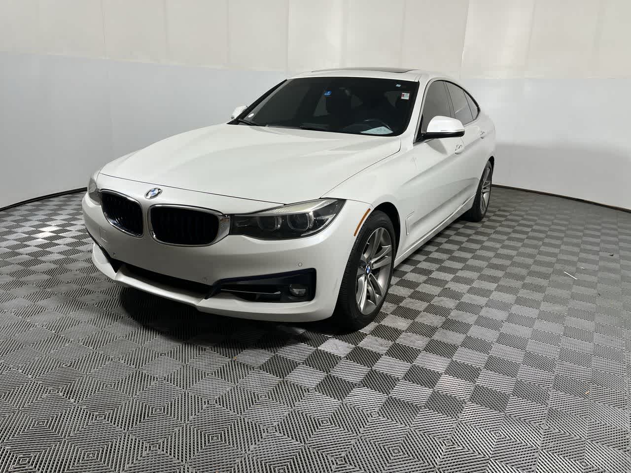 2017 BMW 330i xDrive — interior view