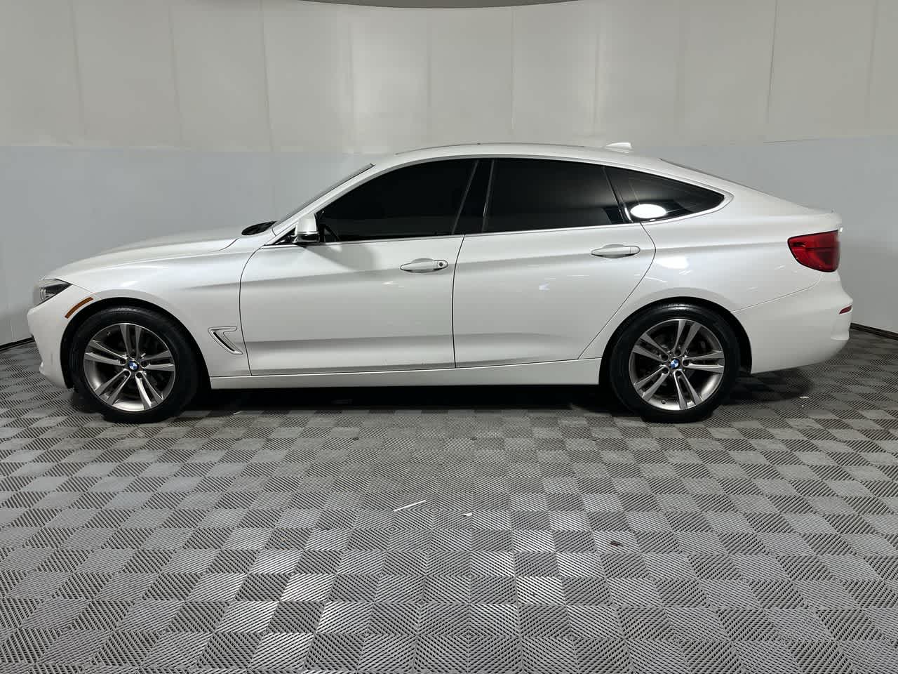 2017 BMW 330i xDrive — detail view