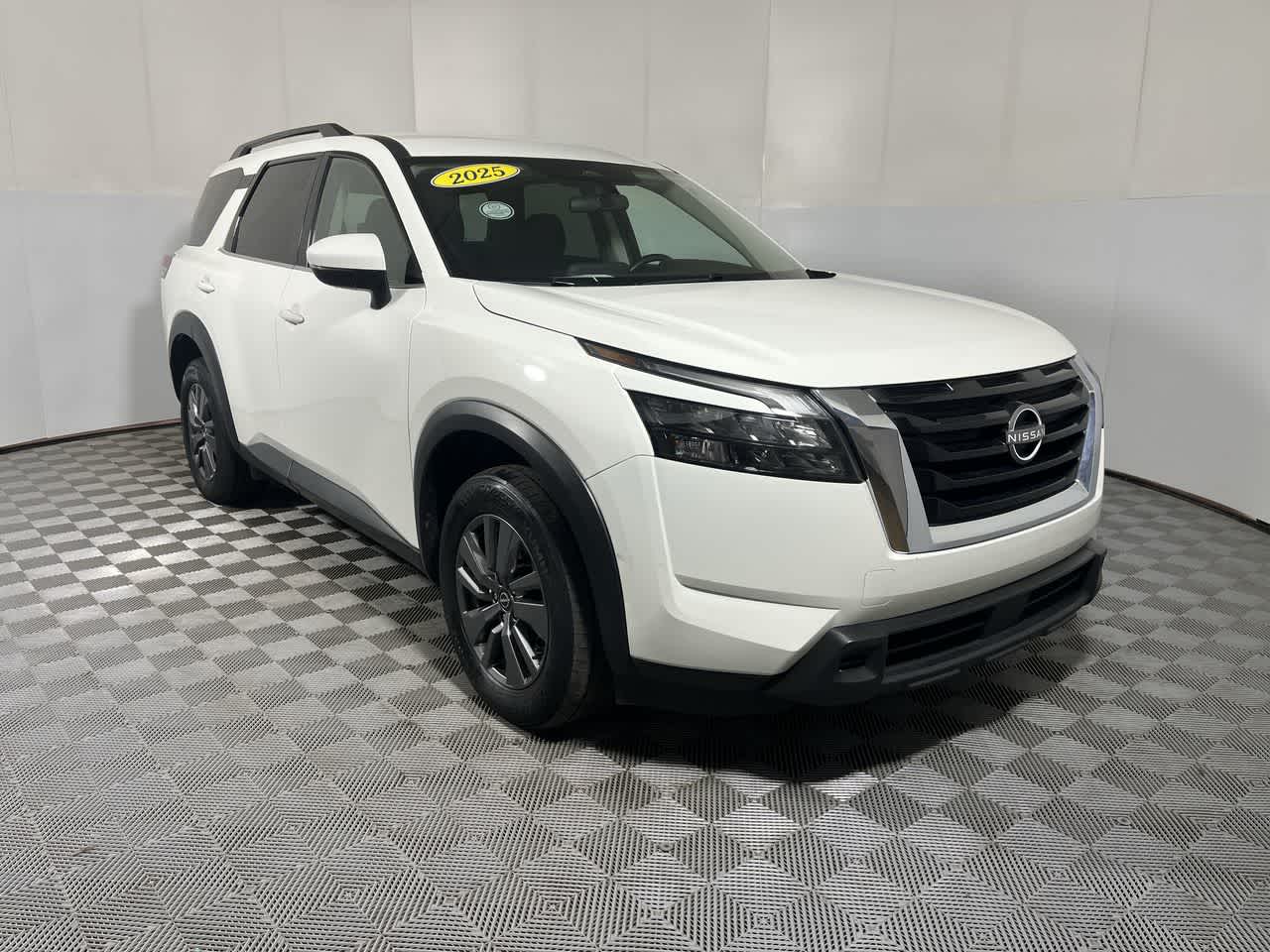 2025 Nissan Pathfinder — side profile view